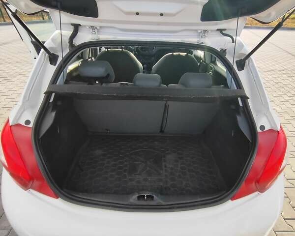 Белый Пежо 208, объемом двигателя 1.6 л и пробегом 162 тыс. км за 7800 $, фото 10 на Automoto.ua