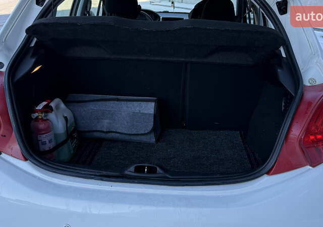 Белый Пежо 208, объемом двигателя 1.56 л и пробегом 88 тыс. км за 7000 $, фото 8 на Automoto.ua