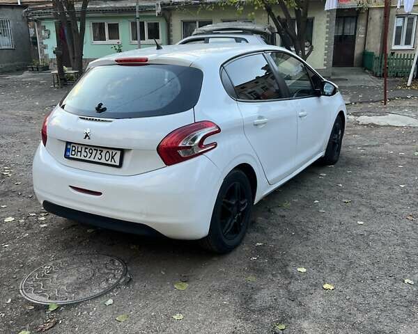 Пежо 208 2013 в Одессе на Automoto.ua Белый Пежо 208, объемом двигателя 1.56 л и пробегом 190 тыс. км за 4999 $, фото 2 на Automoto.ua