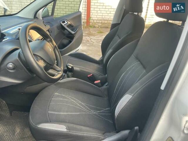 Пежо 208 2013 в Житомире на Automoto.ua Белый Пежо 208, объемом двигателя 1.57 л и пробегом 255 тыс. км за 5700 $, фото 6 на Automoto.ua