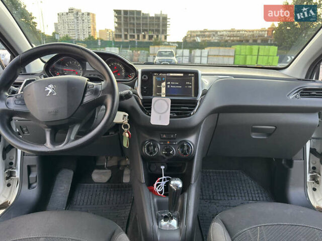 Белый Пежо 208, объемом двигателя 1.2 л и пробегом 95 тыс. км за 7100 $, фото 11 на Automoto.ua