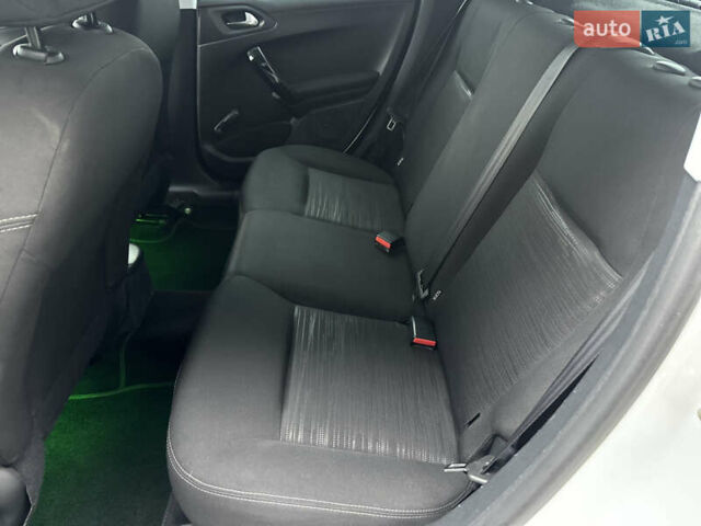 Белый Пежо 208, объемом двигателя 1 л и пробегом 102 тыс. км за 5500 $, фото 15 на Automoto.ua