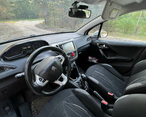 Білий Пежо 208, об'ємом двигуна 1.2 л та пробігом 119 тис. км за 6500 $, фото 7 на Automoto.ua