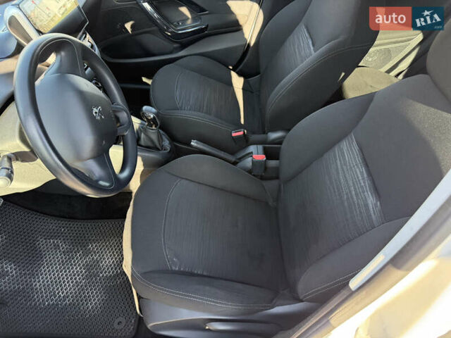 Белый Пежо 208, объемом двигателя 1 л и пробегом 109 тыс. км за 5400 $, фото 10 на Automoto.ua
