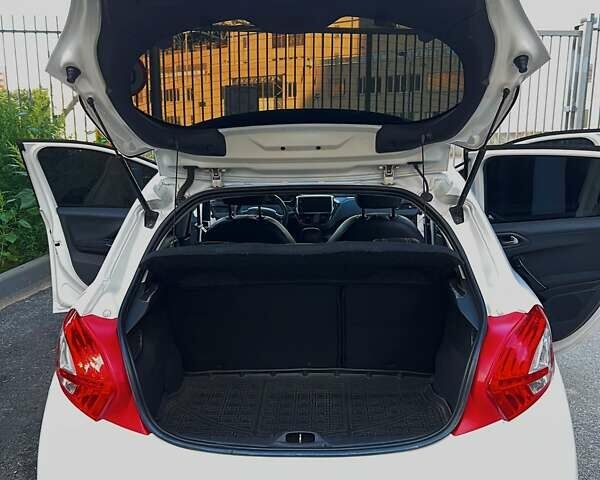 Белый Пежо 208, объемом двигателя 1.56 л и пробегом 175 тыс. км за 7900 $, фото 25 на Automoto.ua