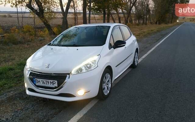 Белый Пежо 208, объемом двигателя 1.2 л и пробегом 107 тыс. км за 7650 $, фото 79 на Automoto.ua
