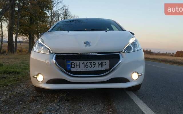 Белый Пежо 208, объемом двигателя 1.2 л и пробегом 107 тыс. км за 7650 $, фото 6 на Automoto.ua
