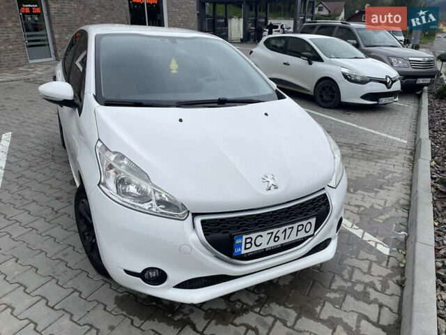 Белый Пежо 208, объемом двигателя 1 л и пробегом 68 тыс. км за 5700 $, фото 5 на Automoto.ua
