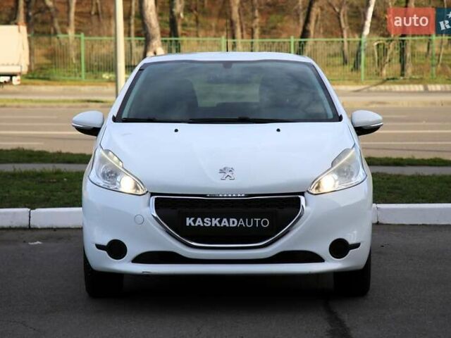 Белый Пежо 208, объемом двигателя 1.2 л и пробегом 93 тыс. км за 7800 $, фото 1 на Automoto.ua