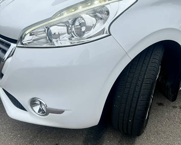 Білий Пежо 208, об'ємом двигуна 1.6 л та пробігом 77 тис. км за 8800 $, фото 3 на Automoto.ua