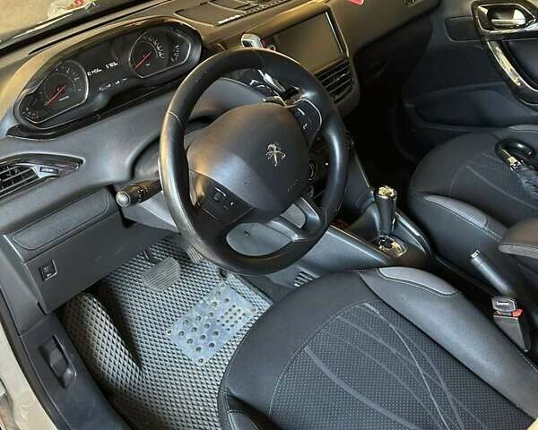 Білий Пежо 208, об'ємом двигуна 1.2 л та пробігом 102 тис. км за 6500 $, фото 4 на Automoto.ua