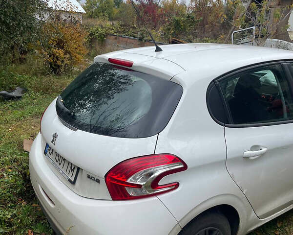 Белый Пежо 208, объемом двигателя 1.2 л и пробегом 120 тыс. км за 2500 $, фото 2 на Automoto.ua