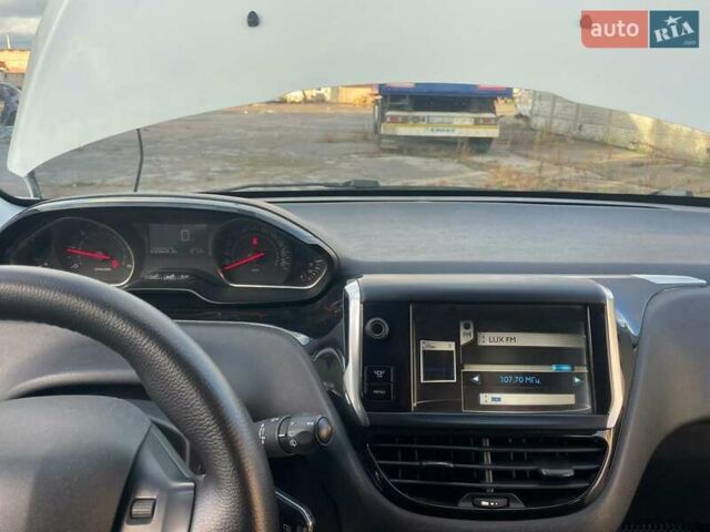 Пежо 208 2013 в Житомире на Automoto.ua Белый Пежо 208, объемом двигателя 1.57 л и пробегом 255 тыс. км за 5700 $, фото 3 на Automoto.ua