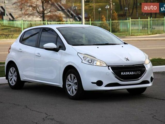 Белый Пежо 208, объемом двигателя 1.2 л и пробегом 93 тыс. км за 7800 $, фото 2 на Automoto.ua