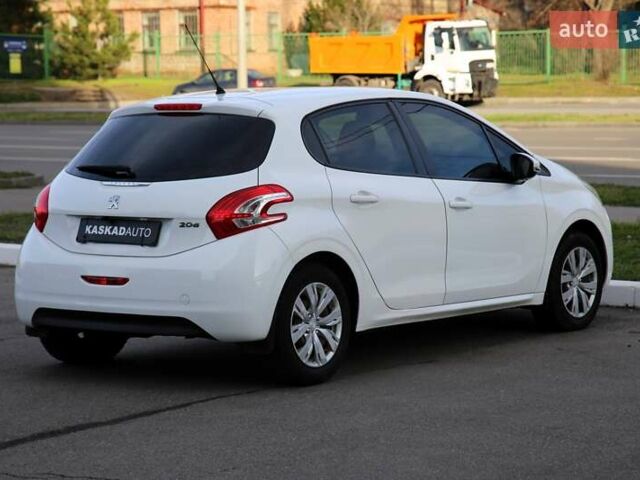 Белый Пежо 208, объемом двигателя 1.2 л и пробегом 93 тыс. км за 7800 $, фото 6 на Automoto.ua
