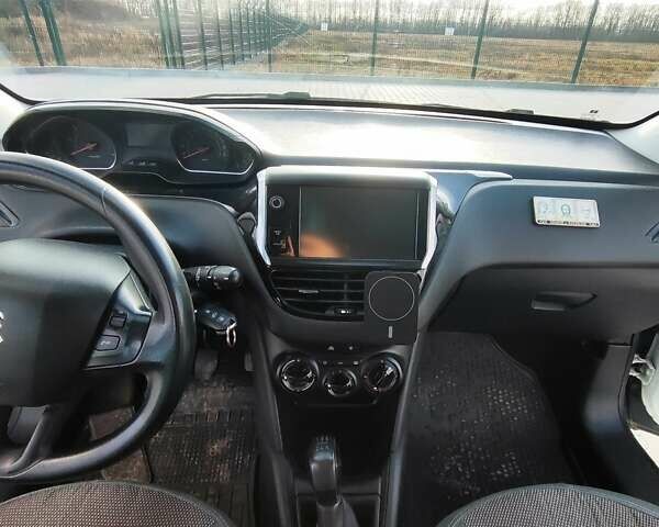Белый Пежо 208, объемом двигателя 1.6 л и пробегом 162 тыс. км за 7800 $, фото 11 на Automoto.ua