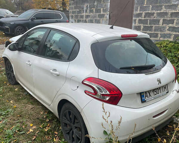 Белый Пежо 208, объемом двигателя 1.2 л и пробегом 120 тыс. км за 2500 $, фото 1 на Automoto.ua