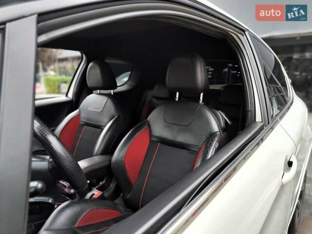 Білий Пежо 208, об'ємом двигуна 1.6 л та пробігом 137 тис. км за 6990 $, фото 3 на Automoto.ua