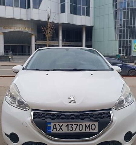 Белый Пежо 208, объемом двигателя 1.2 л и пробегом 92 тыс. км за 7500 $, фото 2 на Automoto.ua