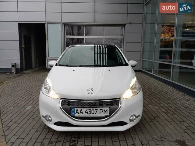 Белый Пежо 208, объемом двигателя 1.57 л и пробегом 162 тыс. км за 7200 $, фото 2 на Automoto.ua