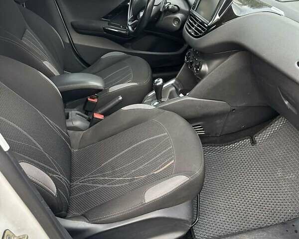 Білий Пежо 208, об'ємом двигуна 1.2 л та пробігом 102 тис. км за 6500 $, фото 2 на Automoto.ua