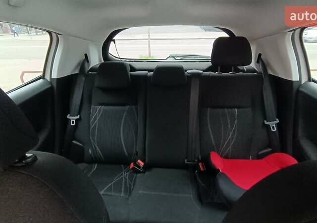 Белый Пежо 208, объемом двигателя 1.2 л и пробегом 92 тыс. км за 7500 $, фото 7 на Automoto.ua