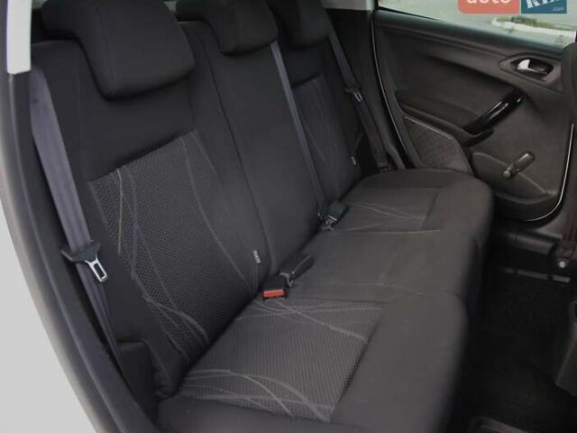 Белый Пежо 208, объемом двигателя 1.2 л и пробегом 93 тыс. км за 7800 $, фото 9 на Automoto.ua