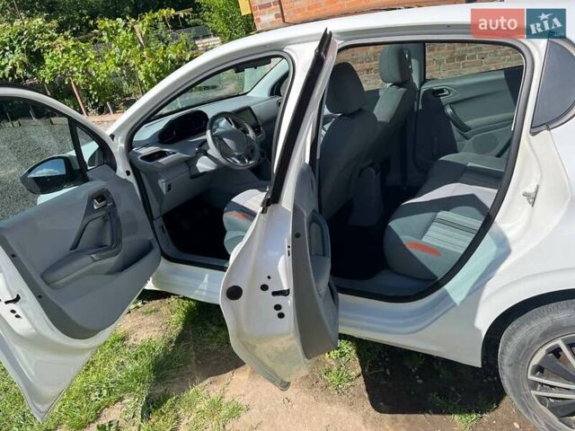 Білий Пежо 208, об'ємом двигуна 1.2 л та пробігом 160 тис. км за 6000 $, фото 5 на Automoto.ua