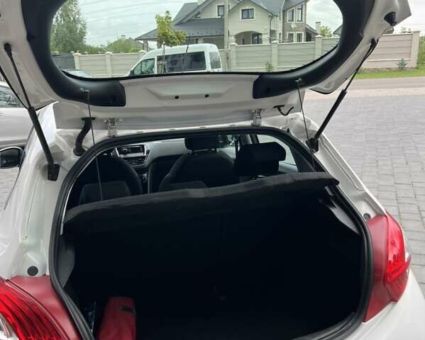 Белый Пежо 208, объемом двигателя 1.4 л и пробегом 186 тыс. км за 6400 $, фото 13 на Automoto.ua