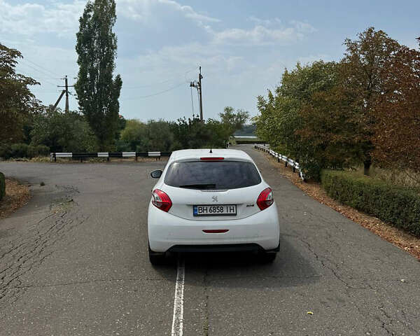 Белый Пежо 208, объемом двигателя 1 л и пробегом 198 тыс. км за 4000 $, фото 4 на Automoto.ua