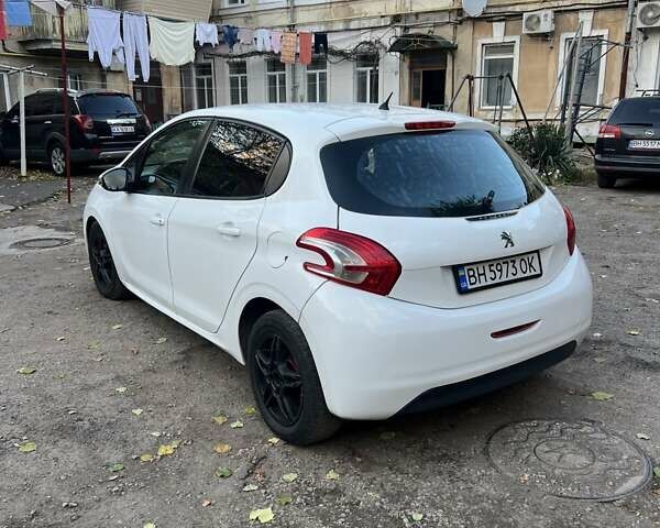 Пежо 208 2013 в Одессе на Automoto.ua Белый Пежо 208, объемом двигателя 1.56 л и пробегом 190 тыс. км за 4999 $, фото 1 на Automoto.ua