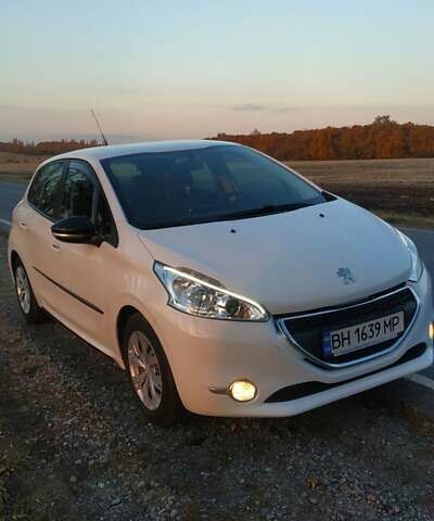 Белый Пежо 208, объемом двигателя 1.2 л и пробегом 107 тыс. км за 7650 $, фото 4 на Automoto.ua