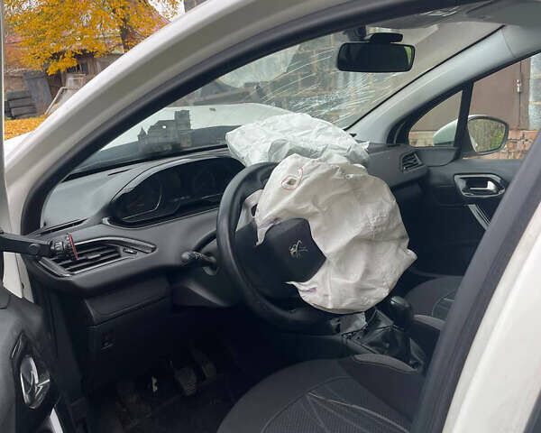 Белый Пежо 208, объемом двигателя 1.2 л и пробегом 120 тыс. км за 2500 $, фото 4 на Automoto.ua