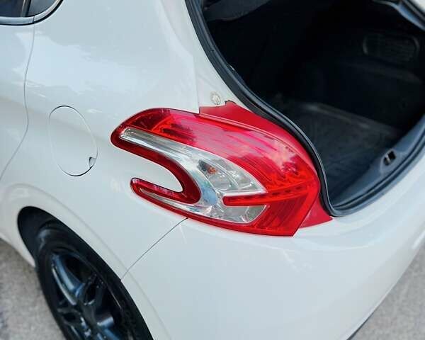 Белый Пежо 208, объемом двигателя 1.56 л и пробегом 175 тыс. км за 7900 $, фото 26 на Automoto.ua