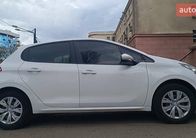 Белый Пежо 208, объемом двигателя 1.2 л и пробегом 92 тыс. км за 7500 $, фото 19 на Automoto.ua