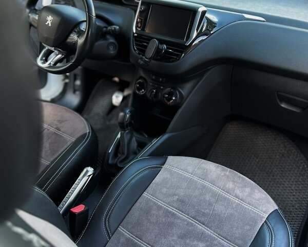 Белый Пежо 208, объемом двигателя 1.56 л и пробегом 175 тыс. км за 7900 $, фото 27 на Automoto.ua