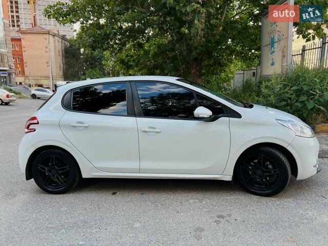 Белый Пежо 208, объемом двигателя 1.56 л и пробегом 175 тыс. км за 7900 $, фото 16 на Automoto.ua
