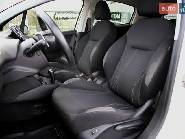 Белый Пежо 208, объемом двигателя 1.2 л и пробегом 93 тыс. км за 7800 $, фото 7 на Automoto.ua