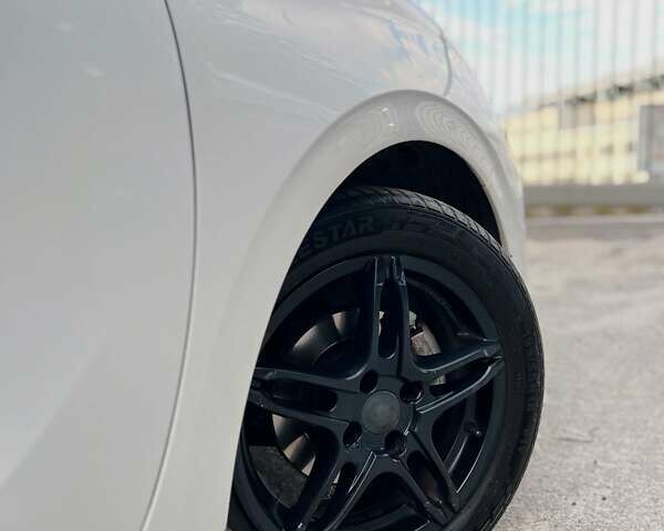 Белый Пежо 208, объемом двигателя 1.56 л и пробегом 175 тыс. км за 7900 $, фото 1 на Automoto.ua