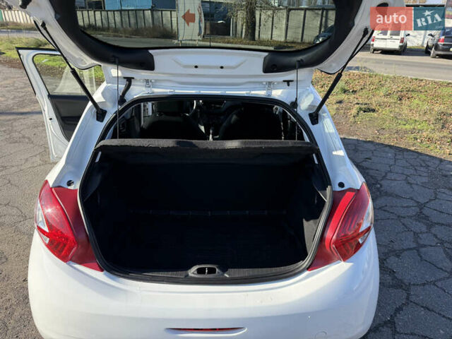 Белый Пежо 208, объемом двигателя 1 л и пробегом 109 тыс. км за 5400 $, фото 2 на Automoto.ua