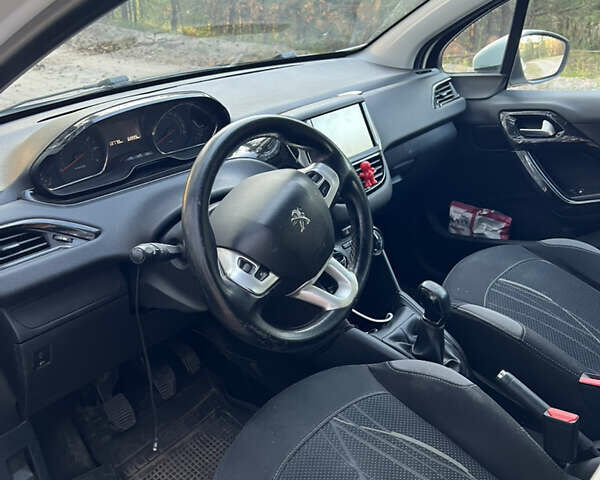 Білий Пежо 208, об'ємом двигуна 1.2 л та пробігом 119 тис. км за 6500 $, фото 5 на Automoto.ua