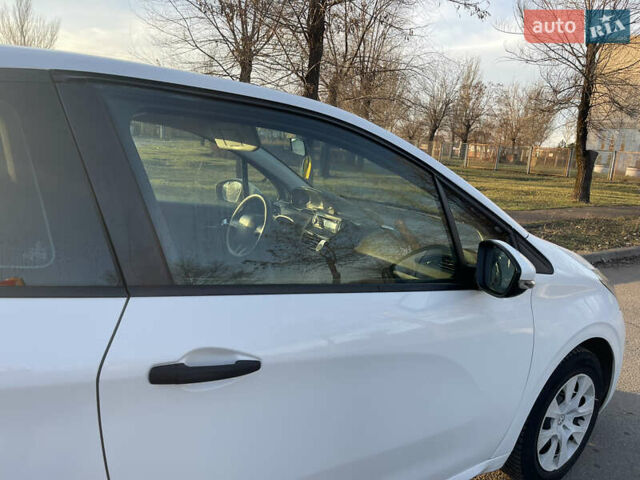 Белый Пежо 208, объемом двигателя 1 л и пробегом 113 тыс. км за 5100 $, фото 1 на Automoto.ua