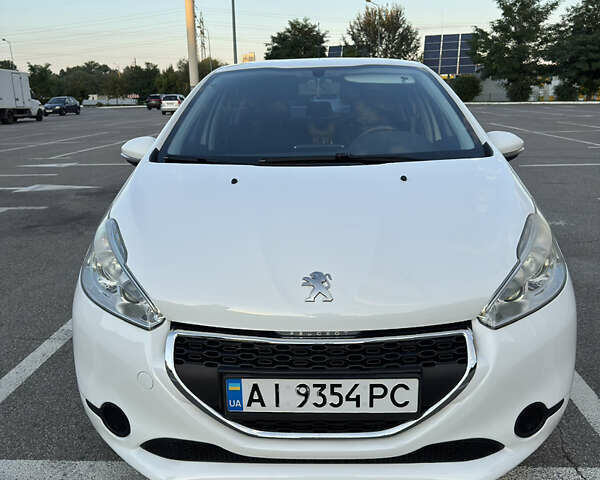 Белый Пежо 208, объемом двигателя 1.2 л и пробегом 95 тыс. км за 7100 $, фото 2 на Automoto.ua