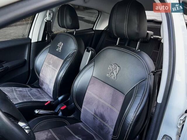 Белый Пежо 208, объемом двигателя 1.57 л и пробегом 173 тыс. км за 9600 $, фото 22 на Automoto.ua