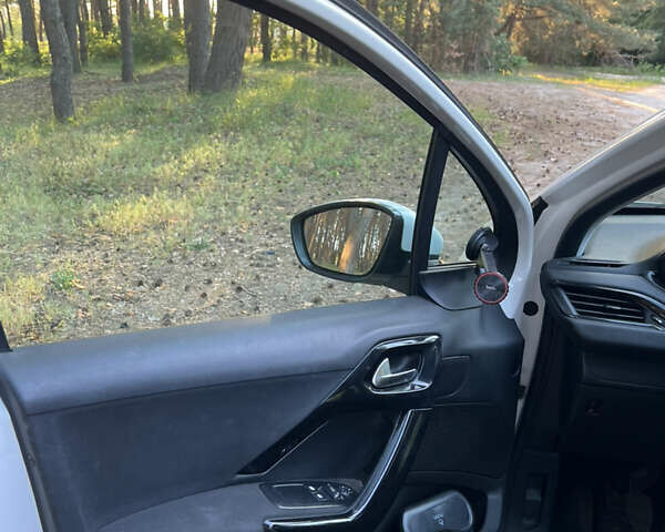 Білий Пежо 208, об'ємом двигуна 1.2 л та пробігом 119 тис. км за 6500 $, фото 6 на Automoto.ua