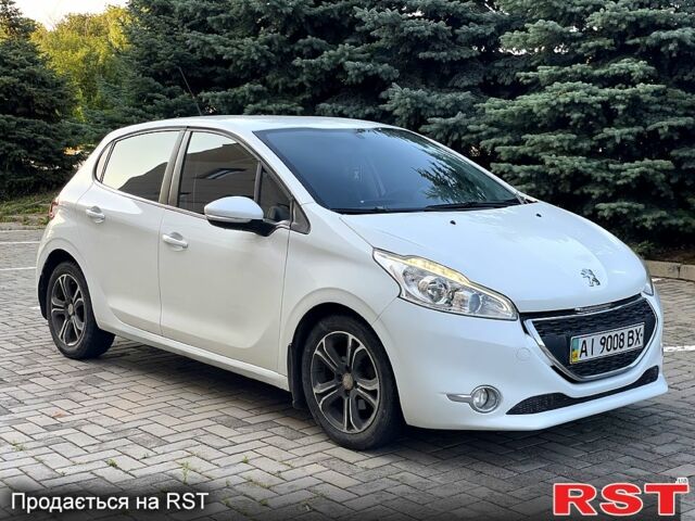 Белый Пежо 208, объемом двигателя 1.6 л и пробегом 300 тыс. км за 8000 $, фото 1 на Automoto.ua