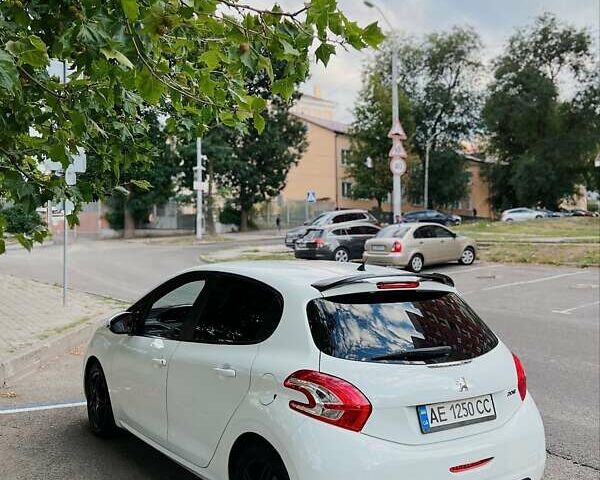 Белый Пежо 208, объемом двигателя 1.56 л и пробегом 175 тыс. км за 7900 $, фото 9 на Automoto.ua
