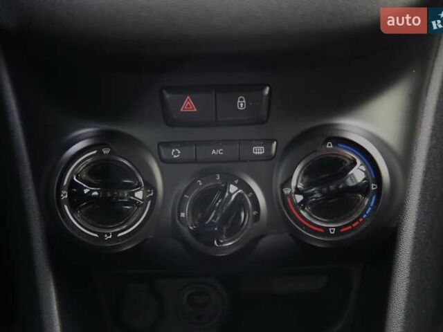 Белый Пежо 208, объемом двигателя 1.2 л и пробегом 93 тыс. км за 7800 $, фото 16 на Automoto.ua