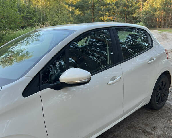 Білий Пежо 208, об'ємом двигуна 1.2 л та пробігом 119 тис. км за 6500 $, фото 4 на Automoto.ua