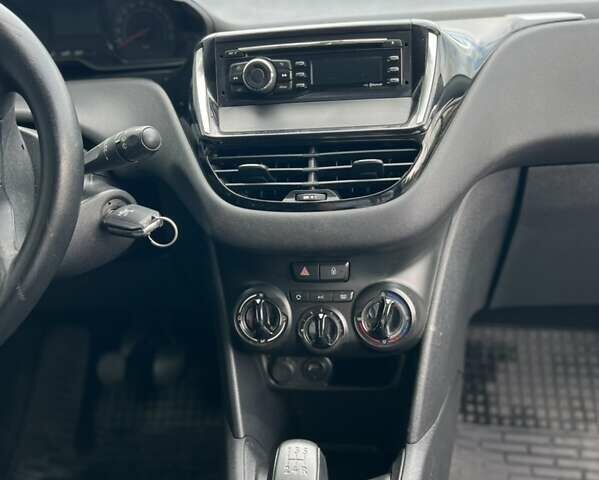 Белый Пежо 208, объемом двигателя 1.4 л и пробегом 186 тыс. км за 6400 $, фото 5 на Automoto.ua